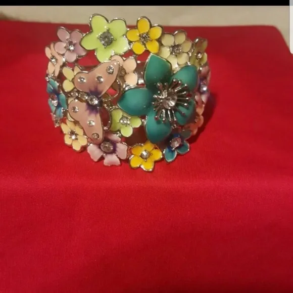 Floral Bracelet - Picture 2 of 3